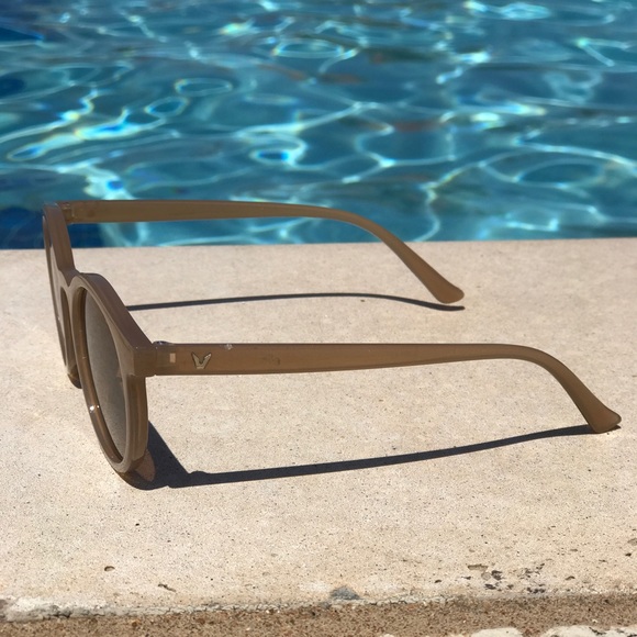 Trendy Tan Sunglasses - Picture 4 of 4